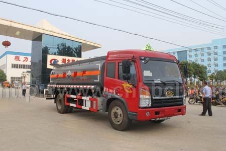 国四解放腐蚀性物品罐式运输车
