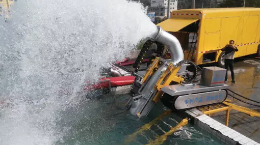 龙岩侨龙公司生产的“龙吸水”吸排水专用车