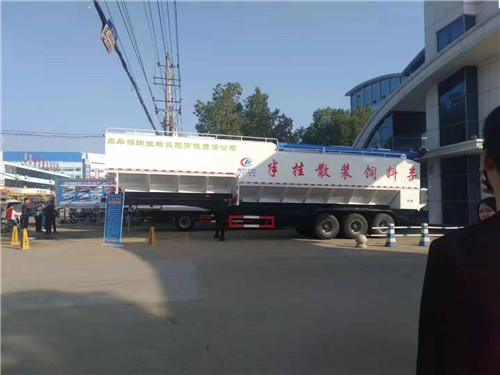 库车锦瑞生猪养殖有限责任公司订购66方半挂散装饲料运输车
