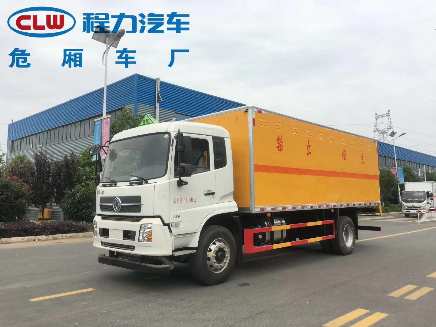 东风天锦5000MM轴距八类危险品厢式运输车,6.6米货厢