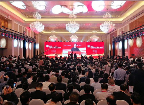 本报讯（通讯员丹阳报道） 作为中国民营经济领域最权威的榜单，一年一度的“民营企业500强”榜单发布无疑受到广大企业的关注。8月22日，全国工商联在青海西宁发布了“2019年中国民营企业500强”、“2019中国民营企业制造业500强”、“2019中国民营企业服务业100强”榜单和分析报告。 这次峰会于8月22日至8月24日，在青海省省会城市西宁隆重举办。峰会以“不忘创业初心坚定报国之志”为主题，由全国工商联、青海省人民政府共同主办，工业和信息化部、国家市场监督管理总局和国务院扶贫办支持。