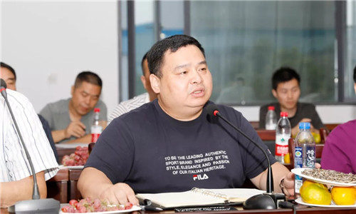 集团公司总经理程阿罗在发言中，要求大家以回顾建国七十周年取得伟大成就为动力，团结拼搏敢为人先，以创新和高质量发展为战略抓手，积极为公司发展建言献策；强调今年也是程力公司成立15周年，大家要发扬主人翁的奉献精神，在第四季度努力完成今年60亿的专汽工业产值。 总经理程阿罗勉励大家，奔跑不停追梦不息，敢作为多作为，为程力公司“双百工程”（百年品牌、百亿产值）贡献自己的青春和力量，顺应新时代中国特色社会主义建设的时代潮流。