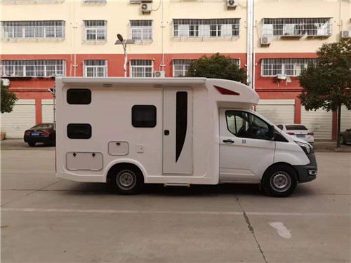 福特全顺汽油版自动挡C型房车
