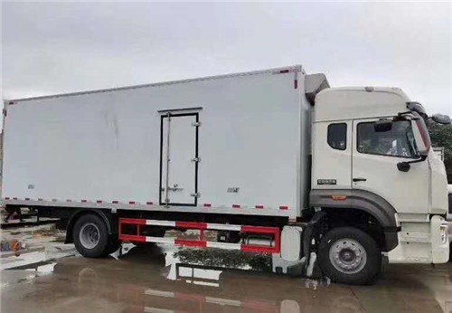 国五重汽豪瀚6米8冷藏车 (5).jpg