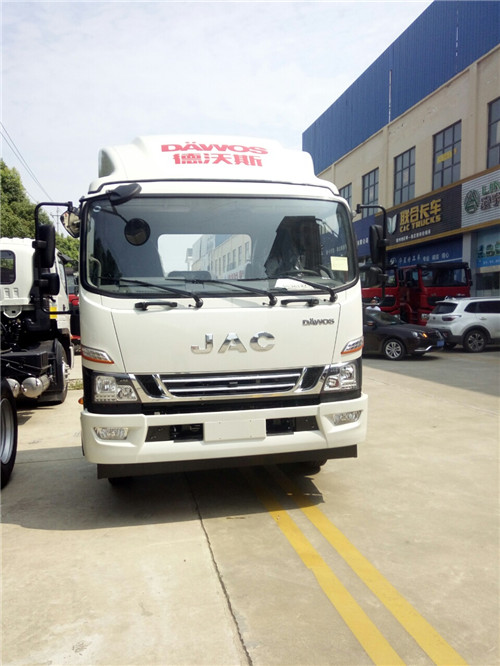 江淮德沃斯V8国六5.48米冷藏车