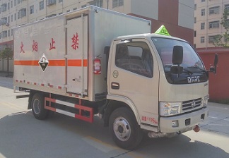 国五东风厢长4.12米腐蚀性物品厢式运输车