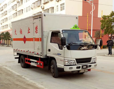 国五江铃厢长4.2米易燃液体厢式运输车 
