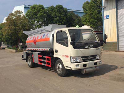 国五东风易燃液体罐式运输车