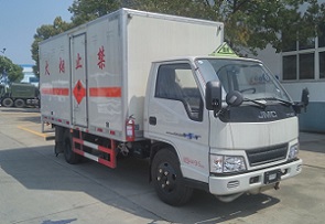 国五江铃厢长4.2米易燃气体厢式运输车 